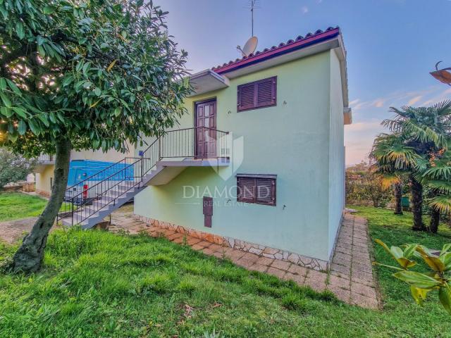 Novigrad okolica, Kuća sa dva apartmana 80m od mora!