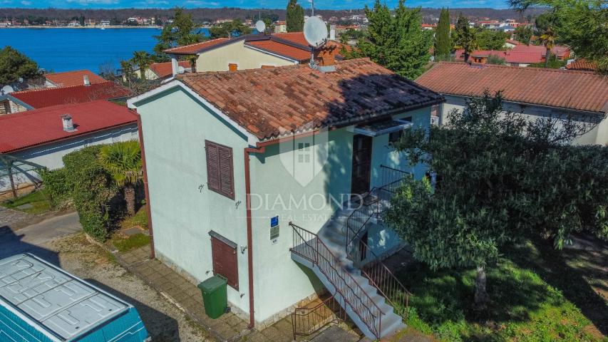 Novigrad okolica, Kuća sa dva apartmana 80m od mora!