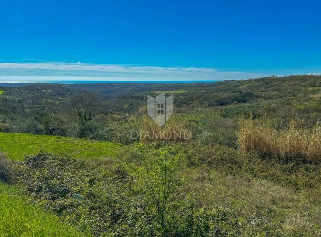 Buje, okolica. Zemljište sa panoramskim pogledom i građevinskom dozvolom!