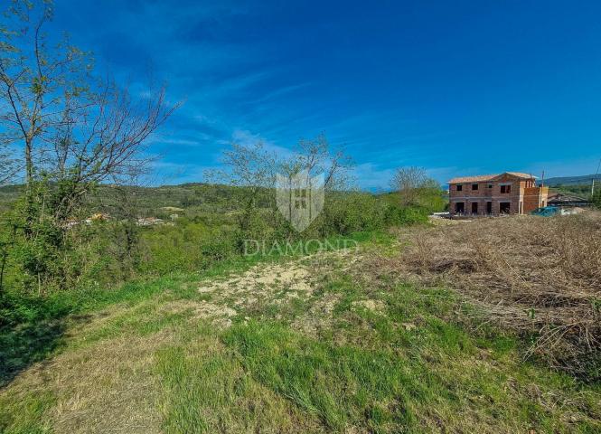 Buje, okolica. Prostrano zemljište sa panoramskim pogledom!