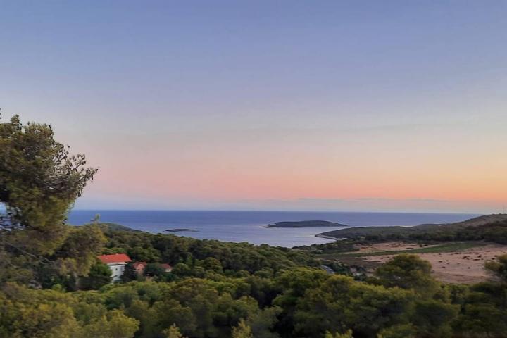 Vis, Kulor/Smokova, atraktivno zemljište površine 23453 m2 sa pogledom na more