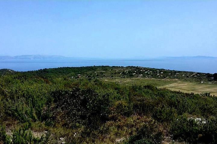 Vis, Kulor/Smokova, atraktivno zemljište površine 23453 m2 sa pogledom na more