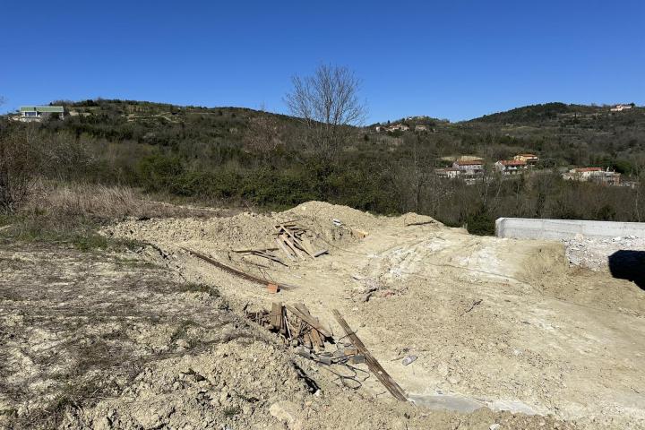 Istra, Buje - građevinsko zemljište 1335 m2 - pogled na more i zelenilo