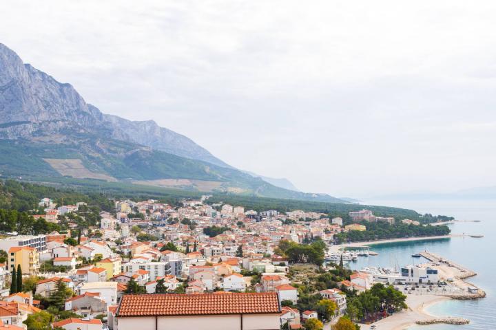 Baška Voda, kuća na osami  s  bazenom 