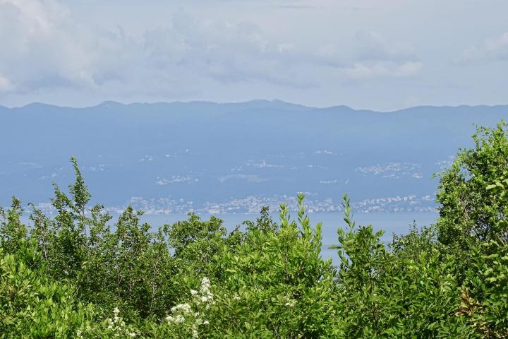 Kostrena, Dujmići, građevinski teren pravilnog oblika od 980m2 s pogledom na more