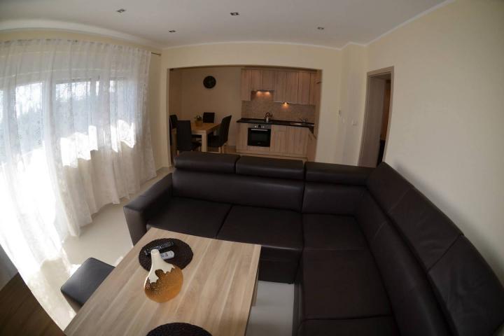 Medulin, samostojeća kuća s tri apartmana NKP 240 m2 i pogledom more