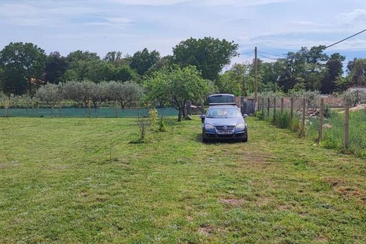 Valtura, ravno poljoprivredno zemljište sa uređenim putem