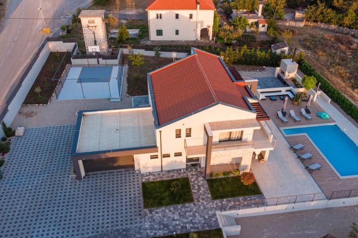 Šibenik, luksuzna villa s bazenom i košarkaškim igralištem