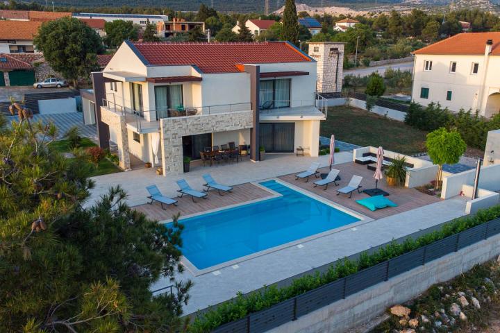 Šibenik, luksuzna villa s bazenom i košarkaškim igralištem