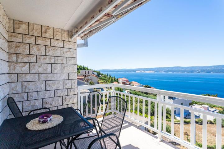 Omiš, apartmanska kuća s panoramskim pogledom na more