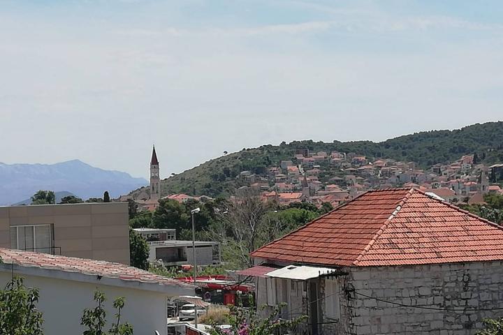 Trogir,  kuća  s pogledom na more 100 m od mora