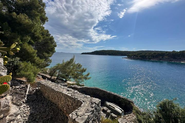 Milna, Brač, građevinsko zemljište prvi red uz more s postojećim objektom 