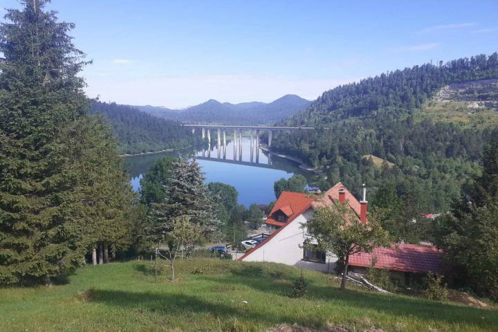 Fužine, vrhunsko građevinsko zemljište  2205 m2 sa pogledom na jezero