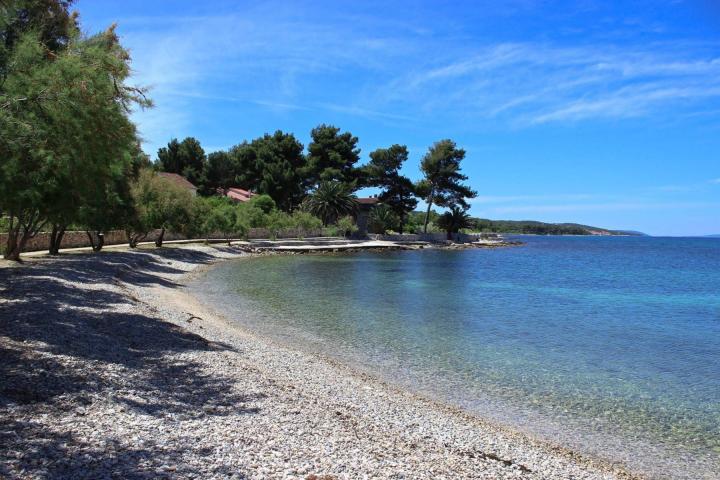 Brač, Mirca, poljoprivredno zemljište s pogledom na more