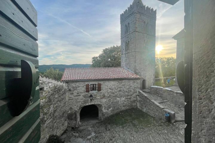 Hum, unikatna stoljetna kuća u najmanjem gradu na svijetu