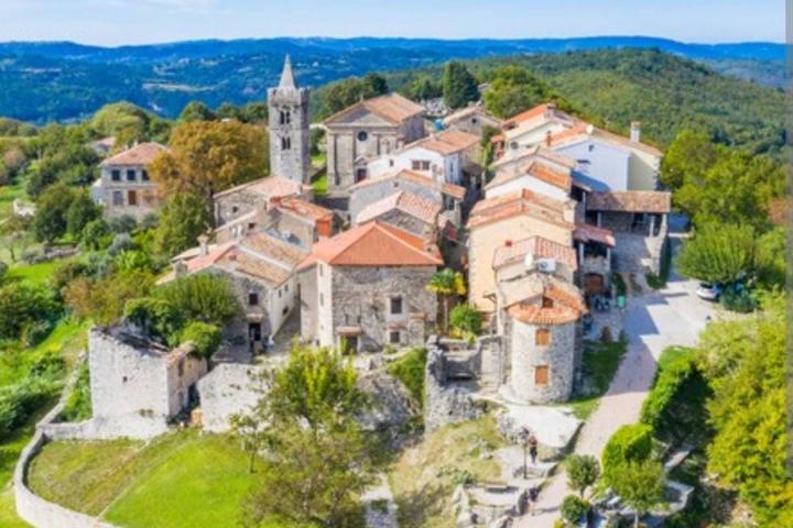 Hum, unikatna stoljetna kuća u najmanjem gradu na svijetu