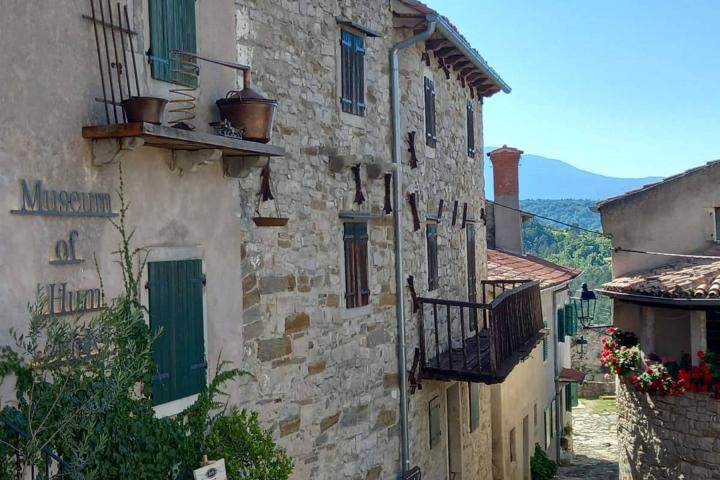 Hum, unikatna stoljetna kuća u najmanjem gradu na svijetu