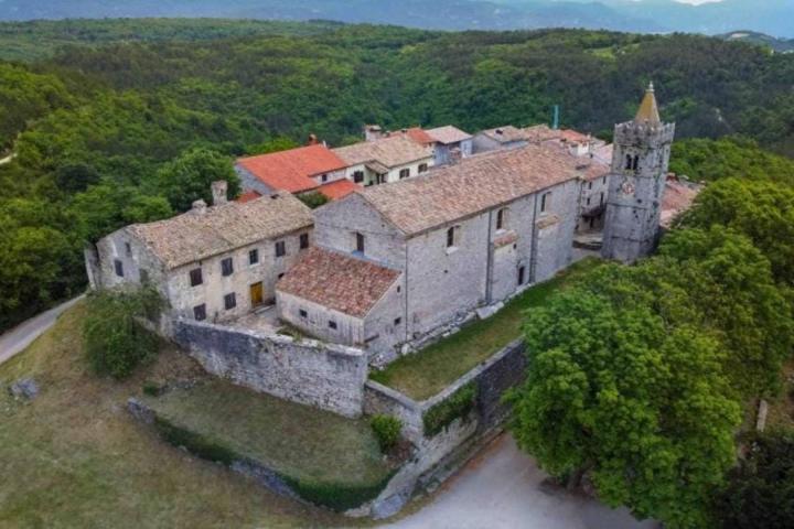 Hum, unikatna stoljetna kuća u najmanjem gradu na svijetu