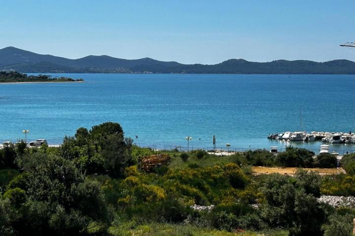 Zadar, Diklo vrhunski opremljen dvosoban stan u prizemlju s terasom NKP 66, 66 m2 garažom i parkingo