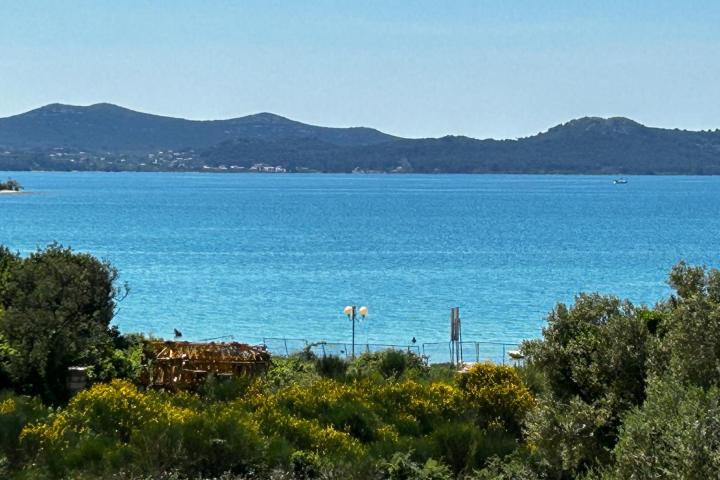 Zadar, Diklo vrhunski opremljen dvosoban stan u prizemlju s terasom NKP 66, 66 m2 garažom i parkingo