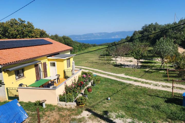 Istra, Labin - samostojeća kuća, NKP 136. 15 m2 s dva pomoćna objekta 9500 m2 parcele, pogled na mor