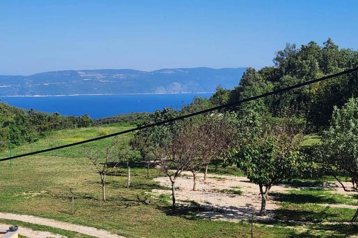 Istra, Labin - samostojeća kuća, NKP 136. 15 m2 s dva pomoćna objekta 9500 m2 parcele, pogled na mor