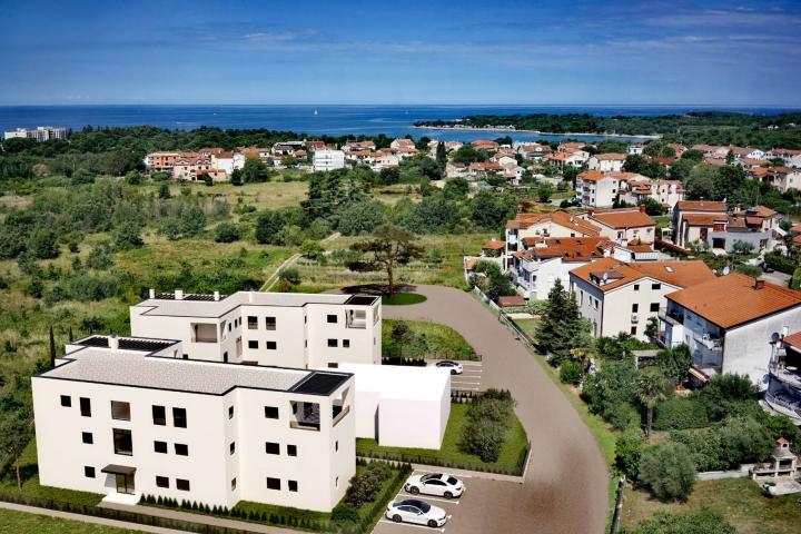 Istra, Poreč, moderan trosobni stan NKP 94, 47 m2  na prvom katu, blizina popularne plaže