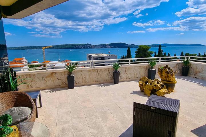 Trogir, luksuzan penthouse s terasom i panoramskim pogledom na more