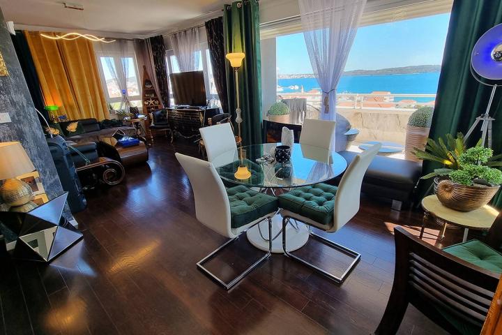 Trogir, luksuzan penthouse s terasom i panoramskim pogledom na more