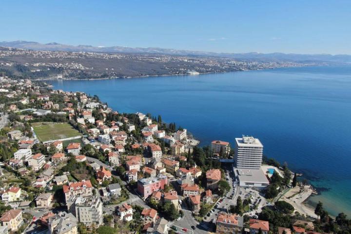 Opatija, trosobni stan u prizemlju s vrtom, NKP 92 m2, vrt, garaža