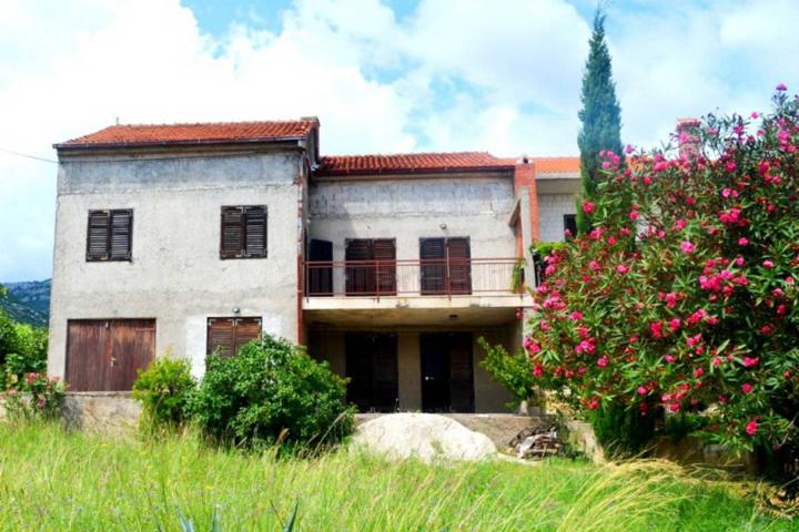 Brač, Bol, kuća na izvrsnoj lokaciji s pogledom na more