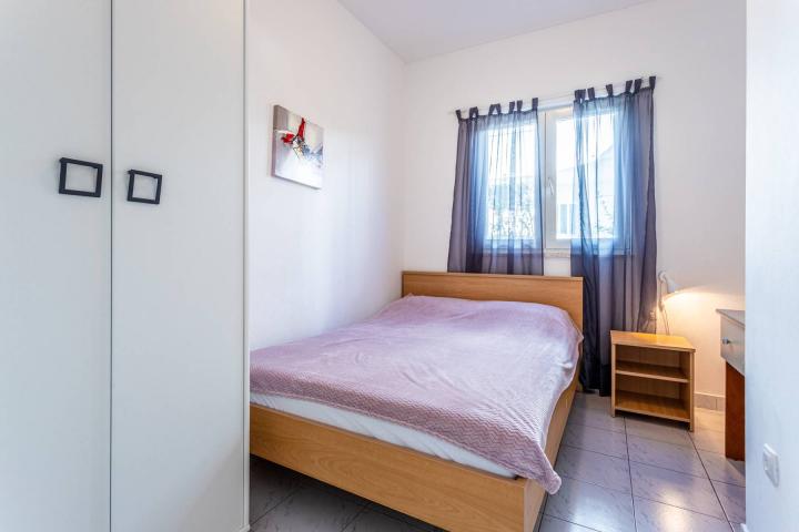 Rogoznica, apartmanska kuća 50m od mora