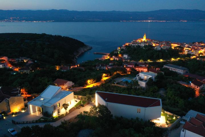 Krk, Vrbnik, jedinstvena villa 240 m2 na zemljištu 800 m2