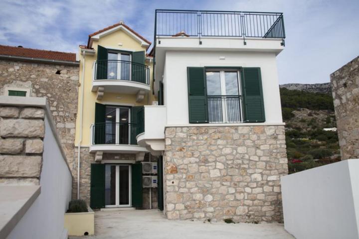 Brač, Bol, kuća na 3 etaže sa 6 apartmana