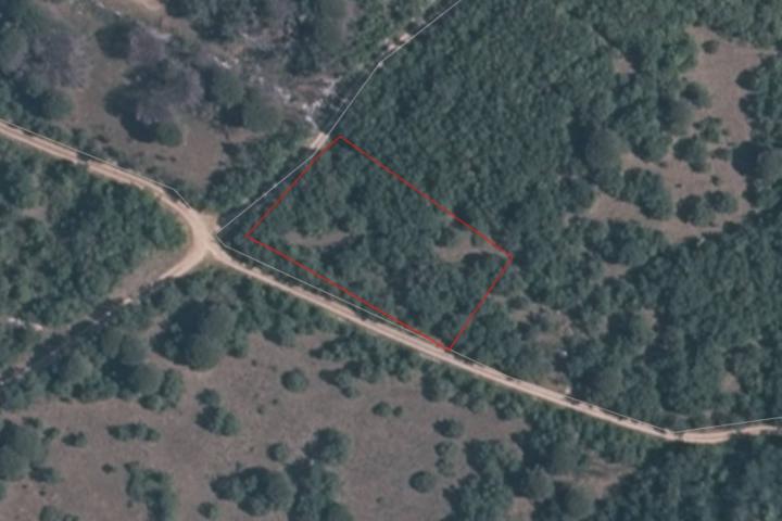 Istra, Labinci - poljoprivredno zemljište 2550 m2 uz prometnicu