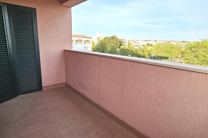 Vodice, centar stan 61, 6 m2  drugom katu s pogledom na more