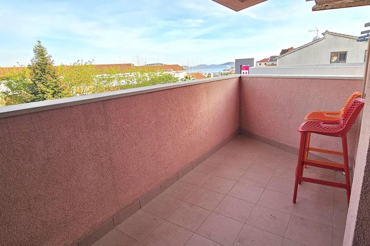 Vodice, centar stan 61, 6 m2  drugom katu s pogledom na more