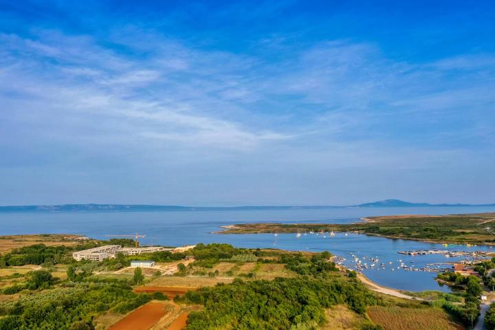 Istra, okolica Pule, novogradnja vrhunska Villa s bazenom 460 m do mora