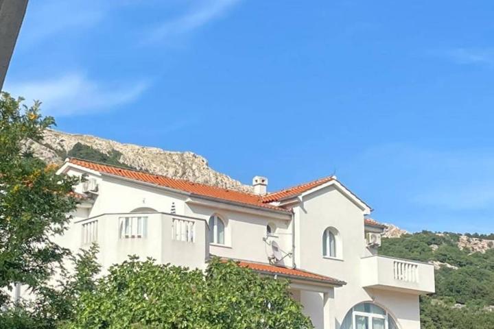 Krk, Jurandvor Baška, prekrasna villa s tri apartmana