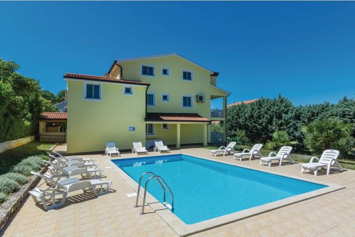 Poreč, Mugeba vila s bazenom i apartmanima