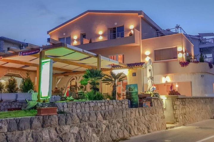 Pag, moderan mini hotel s osam soba, apartmanom, restoranom i teretanom