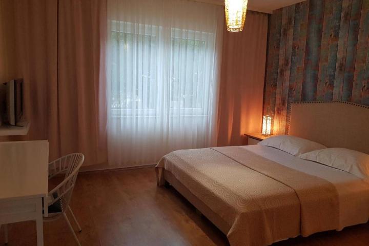 Pag, moderan mini hotel s osam soba, apartmanom, restoranom i teretanom