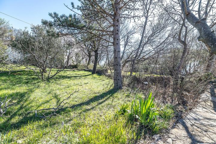 Novi Vinodolski, Povile, jedinstveno zemljište 4453 m2 s kućom 1. red do mora