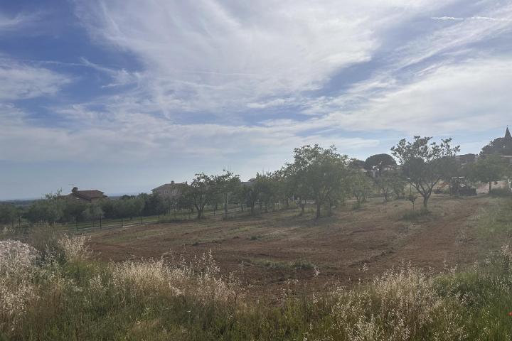 Istra, Kaštelir, građevinsko zemljište 1870m2 na top lokaciji