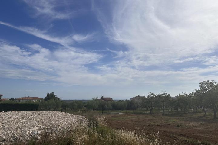 Istra, Kaštelir, građevinsko zemljište 1870m2 na top lokaciji