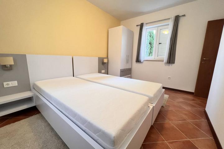 Istra, Medulin - kuća sa dva apartmana s pogledom na more, NKP 126. 30 m2 200 m od mora