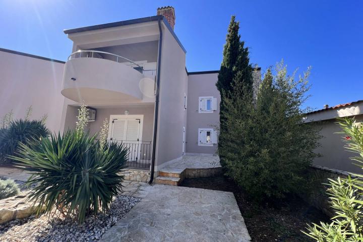 Istra, Medulin - kuća sa dva apartmana s pogledom na more, NKP 126. 30 m2 200 m od mora