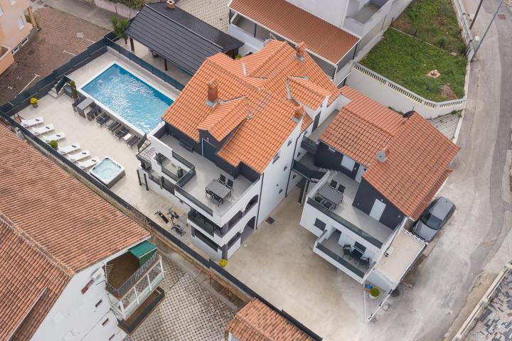 Čiovo, Okrug, vila sa šest apartmanski jedinica i bazenom