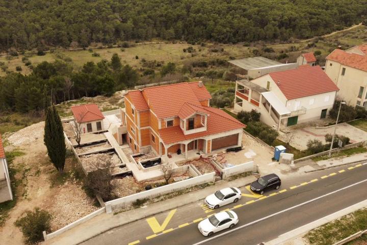 Šibenik, Vrpolje, obiteljska kuća u izgradnji 