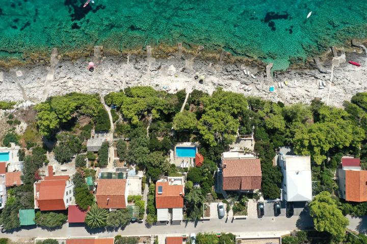 Korčula, lijepa dalmatinska kuća uz more s bazenom